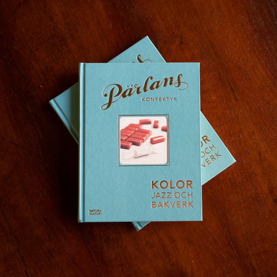 Coffee table book fylld med Pärlans recept, bakverk och desserter. Tips och inspiration från 1900-talets svängigaste hälft. 