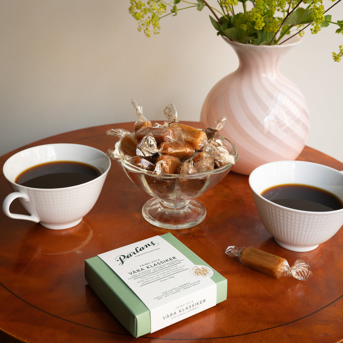 Vår klassiska kola inslagen i cellofan, prydligt packad i ask, till dig eller någon du har kär. I VÅRA KLASSIKER består av våra mest populära smaker - VANILJ & HAVSSALT, SALT LAKRITS, CHOKLAD, CITRON och MINT. Ett hantverk från Pärlans Konfektyr i Stockholm.