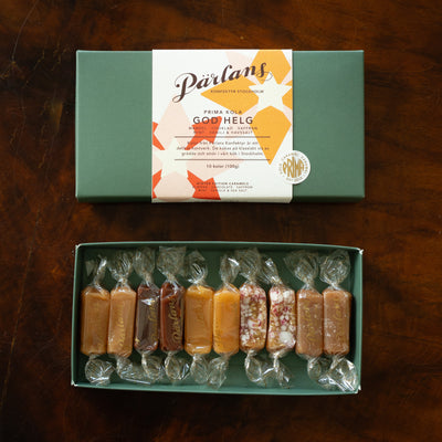 Våra klassiska små kolor inslagna i cellofan, prydligt packade i ask, till dig eller någon du har kär. Vår julask GOD HELG är fylld med en blandning av säsongens godaste smaker och våra klassiker