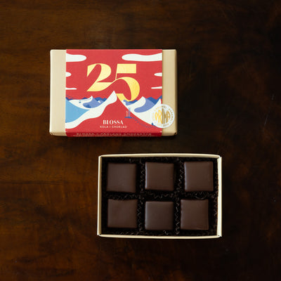 Inspirerad av årets glögg, en mjuk kola i choklad gjord tillsammans med Blossa i limited edition. Ett hantverk från Pärlans Konfektyr i Stockholm.