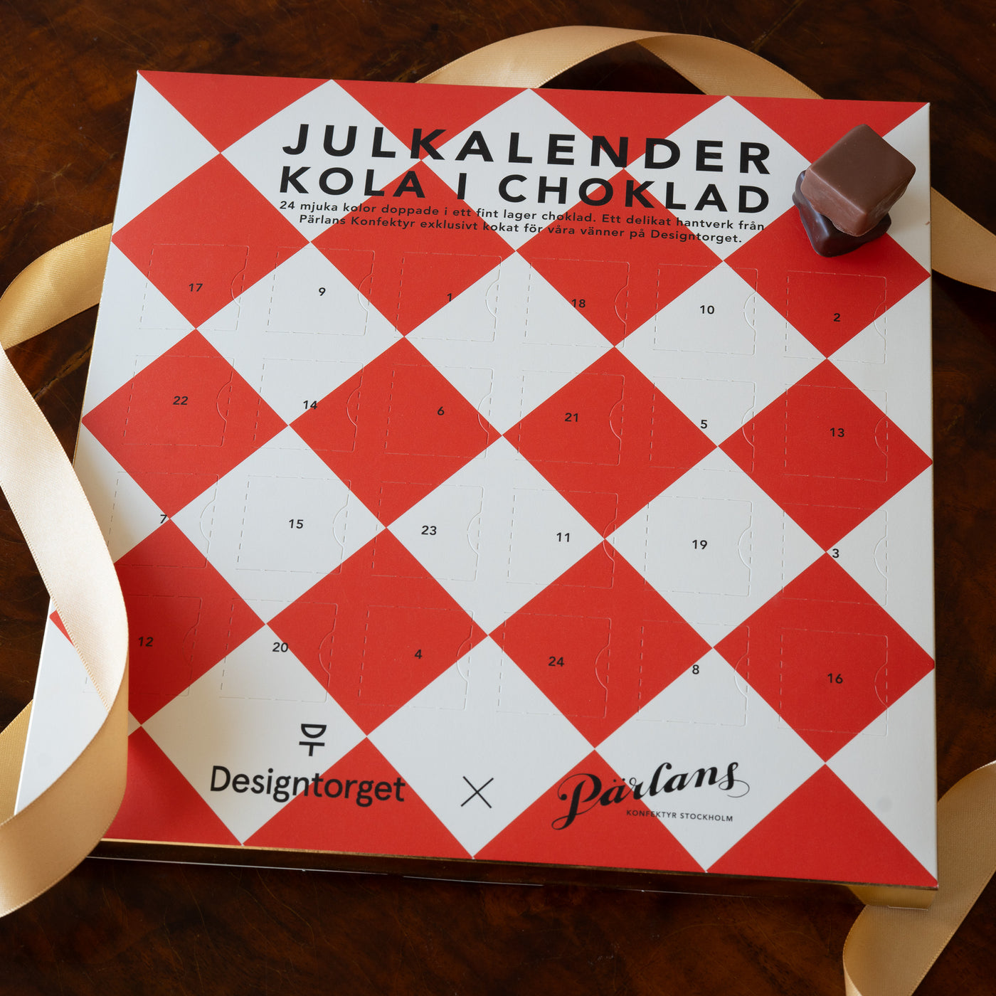 Designtorget julkalender, 24 mjuka kolor i choklad i åtta olika smaker. Framtagen av Pärlans Konfektyr i Stockholm.