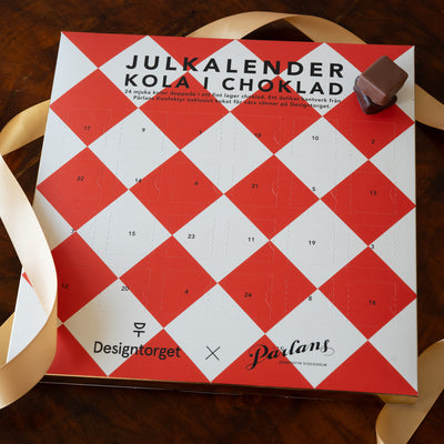 Designtorget julkalender, 24 mjuka kolor i choklad i åtta olika smaker. Framtagen av Pärlans Konfektyr i Stockholm.