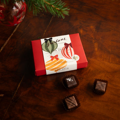 En lyxig ask till dig eller någon du har kär. Fylld med mjuka julkolor doppade i choklad. Ett hantverk från Pärlans Konfektyr i Stockholm.