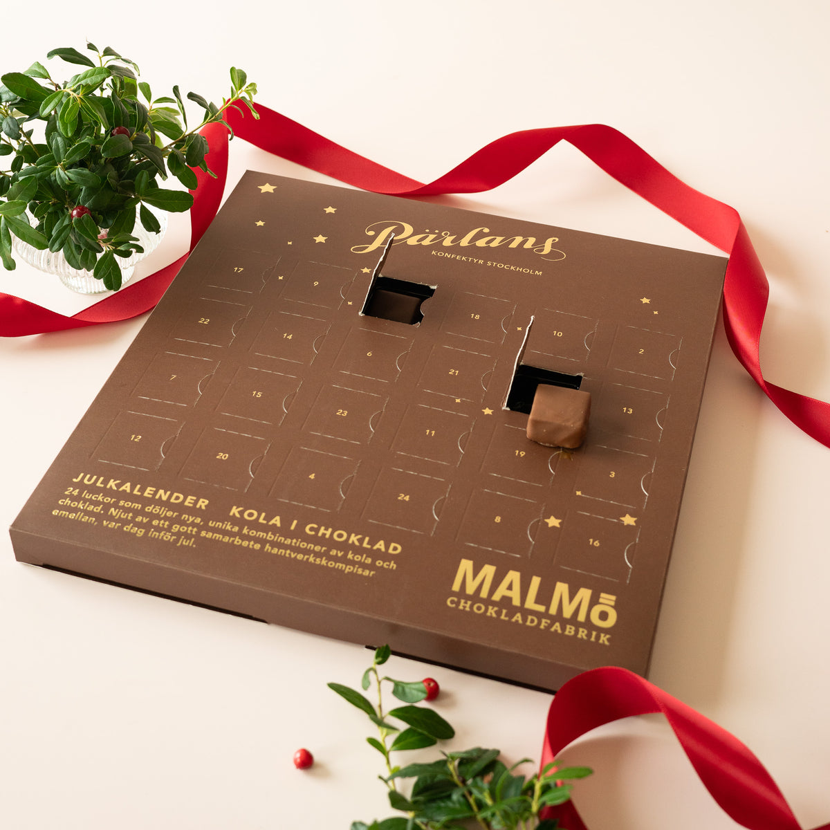 Årets limiterade julkalender full av choklad och kola - en specialare av Malmö Chokladfabrik och oss på Pärlans! Tillverkad för hand i vår egen fabrik i Stockholm.