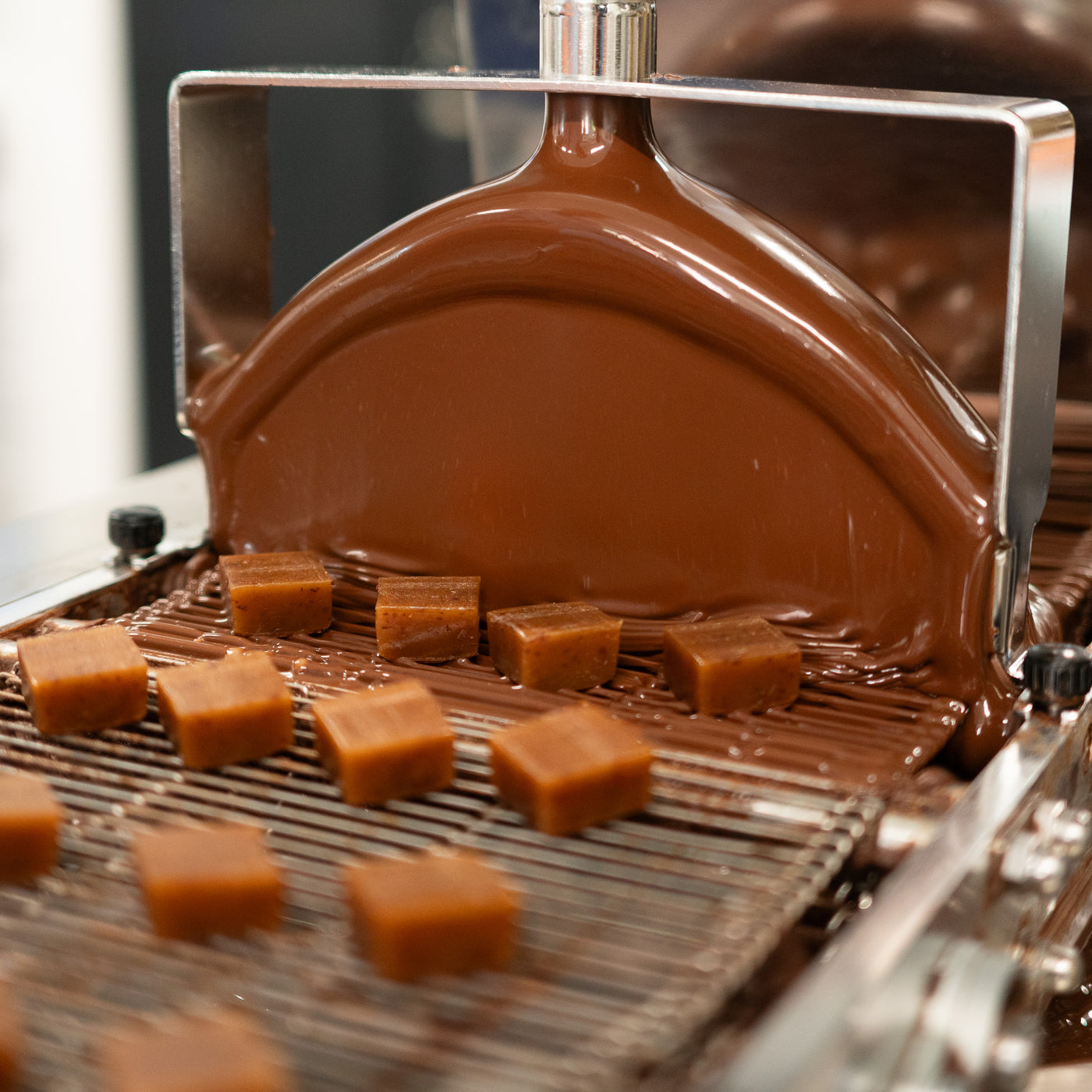 Fynda från kolafabriken, hög kvalitet till gott pris. Mjuka kolor doppade i choklad från Malmö Chokladfabrik. Ett hantverk från oss på Pärlans Konfektyr i Stockholm.