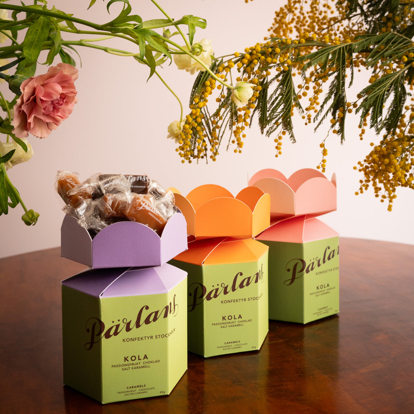 A flower box full of creamy caramels. Perfect as a gift or to treat yourself, handmade by Pärlans Konfektyr in Stockholm.