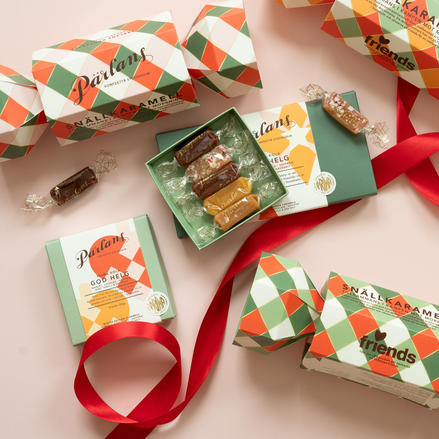 Våra klassiska små kolor inslagna i cellofan, prydligt packade i ask, till dig eller någon du har kär. Vår julask GOD HELG är fylld med en blandning av säsongens godaste smaker och våra klassiker.