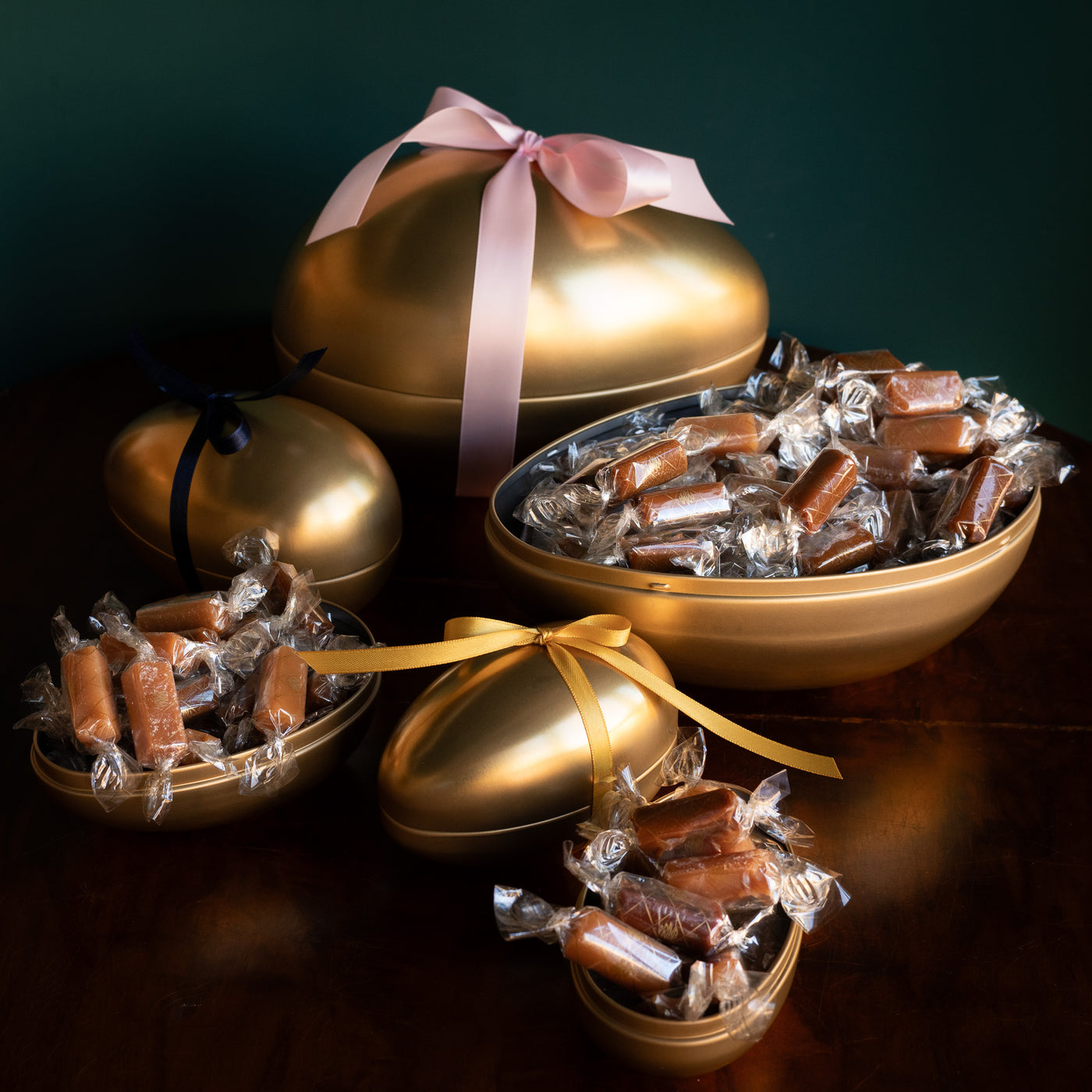 Celebrate Easter with some extra gloriously golden treats. A tin Easter egg you can use for years to come, even though the caramels will disappear before you have the time to say salted caramel! <br>The perfect gift with easter candy from Pärlans Konfektyr.