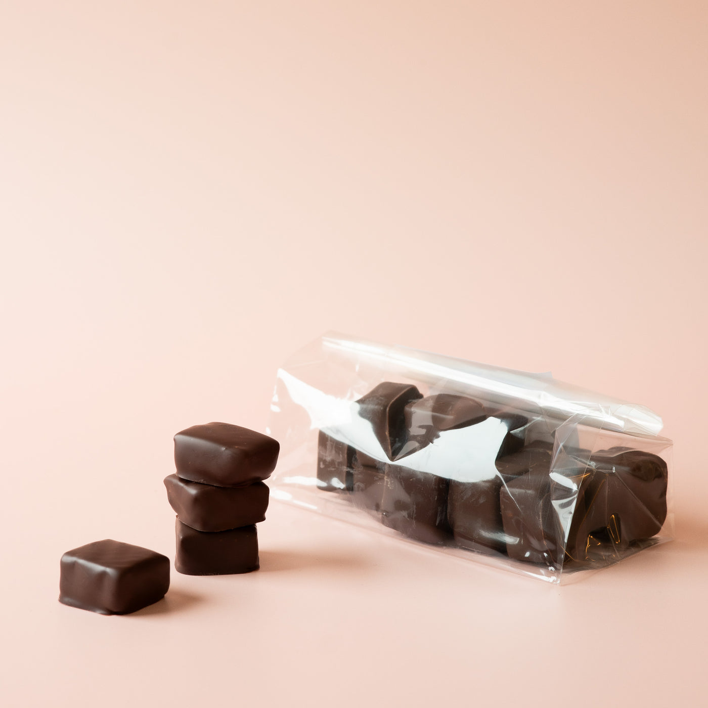 Fynda från kolafabriken, hög kvalitet till gott pris. Mjuka kolor doppade i choklad från Malmö Chokladfabrik. Ett hantverk från oss på Pärlans Konfektyr i Stockholm.