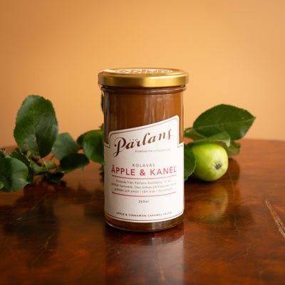 Säsongens godaste smaker i en burk. En ljuvlig kolasås med syrligt äpple och kryddig kanel. Ett hantverk från Pärlans Konfektyr i Stockholm.
