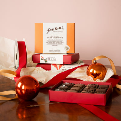 Våra favoriter mjuk kola doppad i ekologisk choklad. Ett hantverk från Pärlans Konfektyr i Stockholm.