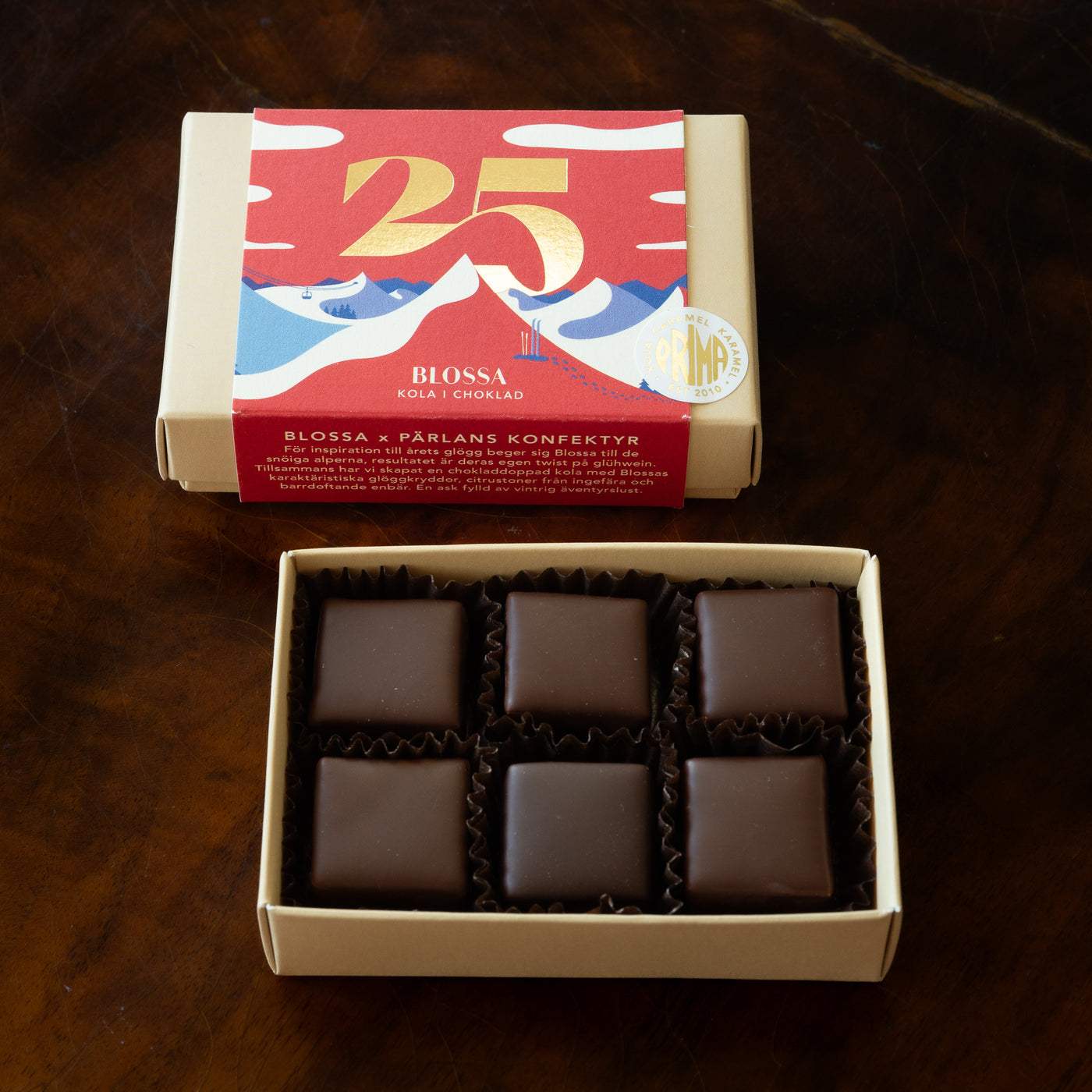 Inspirerad av årets glögg, en mjuk kola i choklad gjord tillsammans med Blossa i limited edition. Ett hantverk från Pärlans Konfektyr i Stockholm.