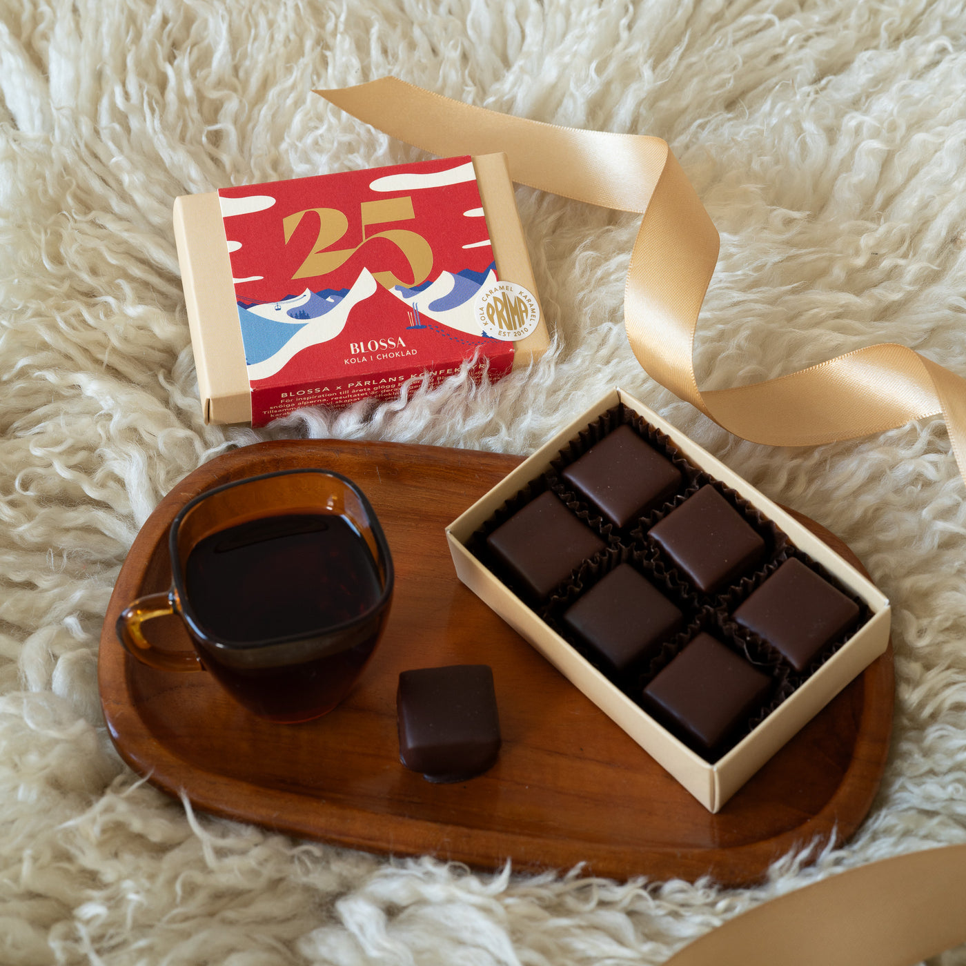 Inspirerad av årets glögg, en mjuk kola i choklad gjord tillsammans med Blossa i limited edition. Ett hantverk från Pärlans Konfektyr i Stockholm.