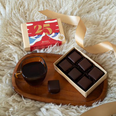 Inspirerad av årets glögg, en mjuk kola i choklad gjord tillsammans med Blossa i limited edition. Ett hantverk från Pärlans Konfektyr i Stockholm.