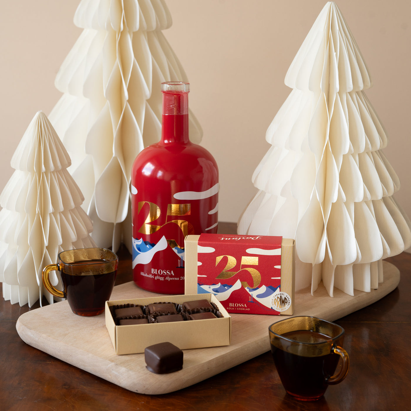 Inspirerad av årets glögg, en mjuk kola i choklad gjord tillsammans med Blossa i limited edition. Ett hantverk från Pärlans Konfektyr i Stockholm.