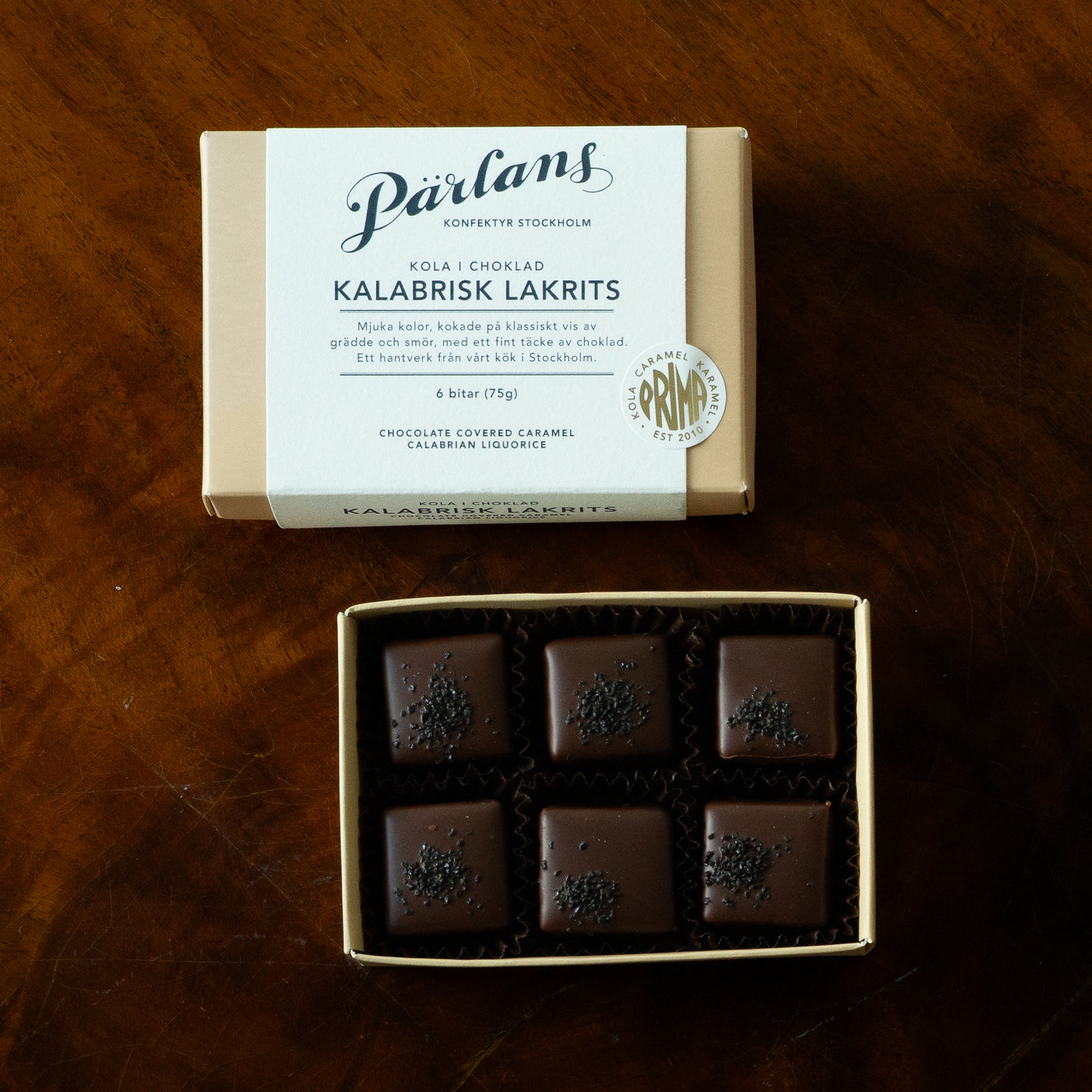 En perfekt ask med sex bitar av din favoritsmak mjuk kola i choklad, till dig eller till någon du har kär. KALABRISK LAKRITS - gräddig kola av söt italiensk lakrits och en nypa havssalt, med ett fint täcke choklad. Ett hantverk från Pärlans Konfektyr i Stockholm.