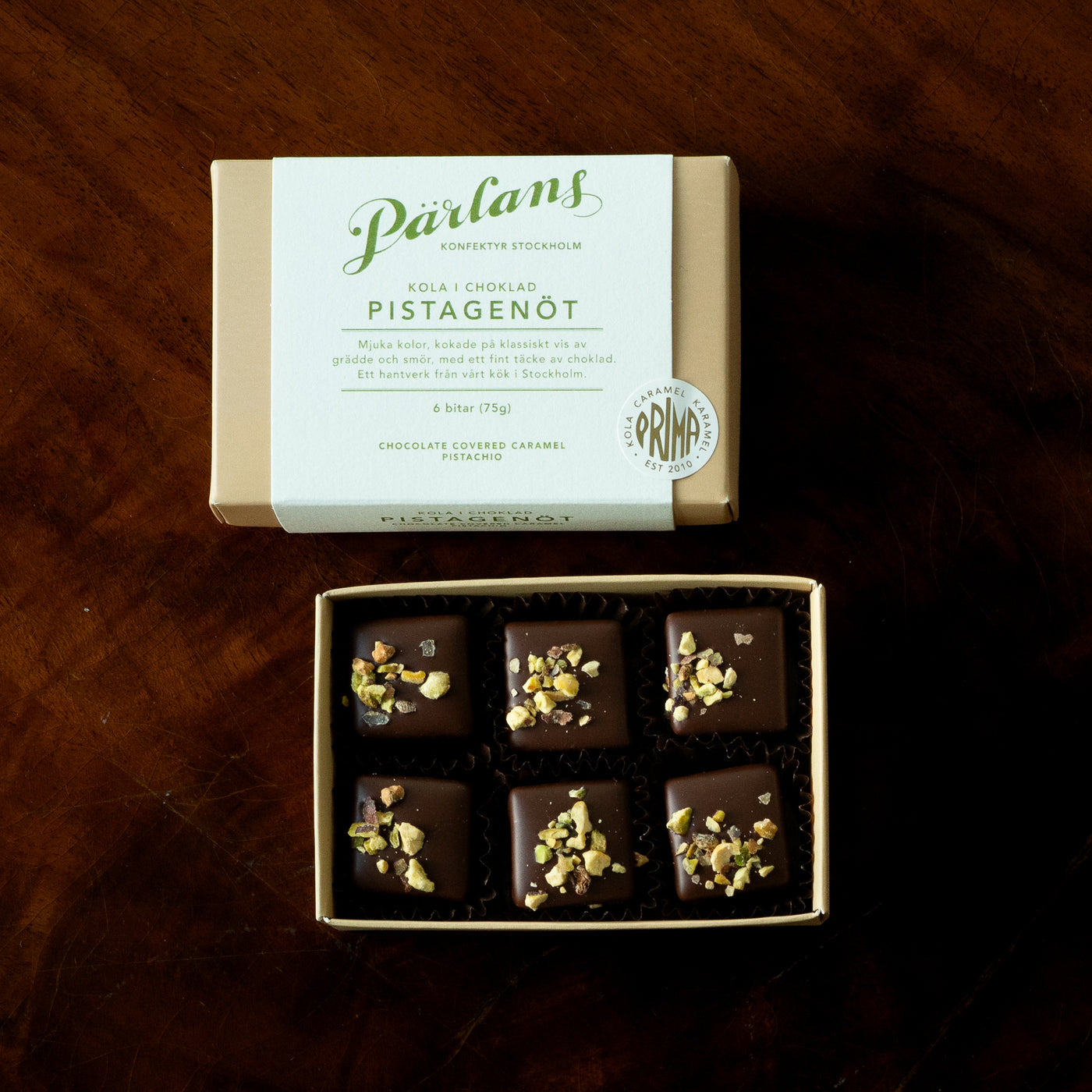 En perfekt ask med sex bitar av din favoritsmak mjuk kola i choklad, till dig eller till någon du har kär. PISTAGENÖT - len kola med varsamt rostade, generösa bitar av pistagenötter och havssalt. Ett hantverk från Pärlans Konfektyr i Stockholm.