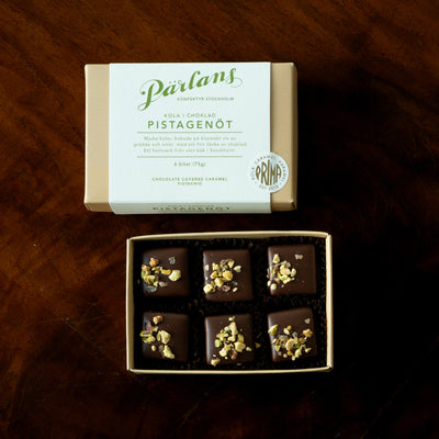En perfekt ask med sex bitar av din favoritsmak mjuk kola i choklad, till dig eller till någon du har kär. PISTAGENÖT - len kola med varsamt rostade, generösa bitar av pistagenötter och havssalt. Ett hantverk från Pärlans Konfektyr i Stockholm.