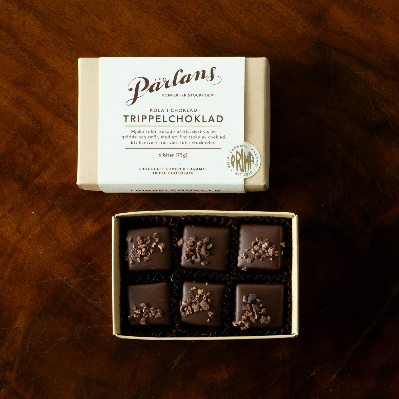 Chokladkola i chokladöverdrag med chokladtopping - något för chokladälskaren. Ett hantverk från Pärlans Konfektyr i Stockholm.
