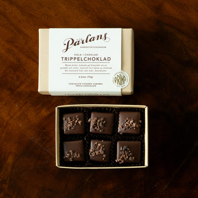 Chokladkola i chokladöverdrag med chokladtopping - något för chokladälskaren. Ett hantverk från Pärlans Konfektyr i Stockholm.