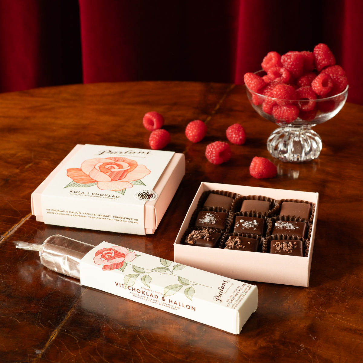 Överraska på alla hjärtans dag, en ask kola i choklad, en gåva med omtanke. Kokad på traditionellt vis i vårt kök i Stockholm.