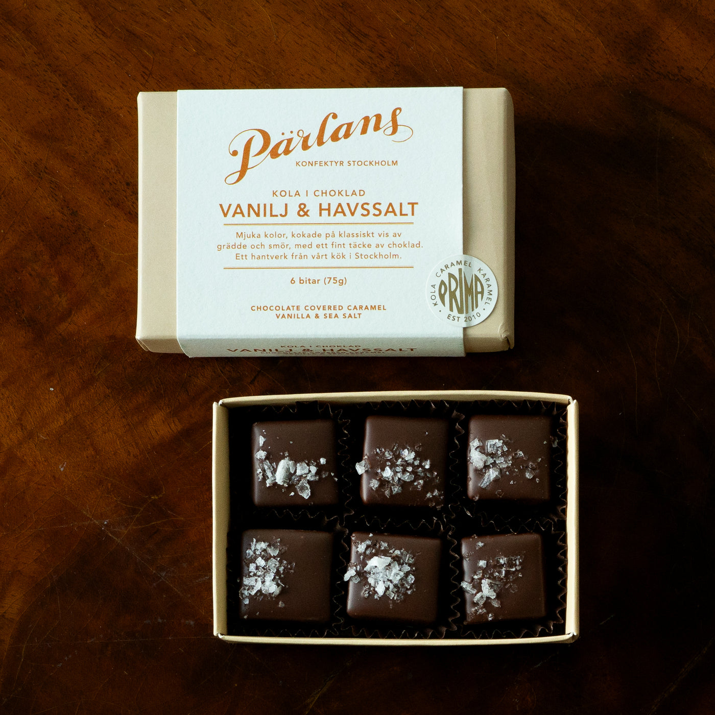 En perfekt ask med sex bitar av din favoritsmak mjuk kola i choklad, till dig eller till någon du har kär. VANILJ & HAVSSALT - silkeslen kola kryddad med varm bourbonvanilj, doppad i choklad och en nypa havssalt på toppen! Ett hantverk från Pärlans Konfektyr i Stockholm.