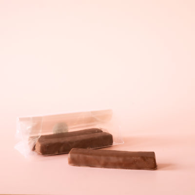 Fynda direkt från kolafabriken! Kolabitar att unna dig själv och bjuda dina kära på - packas tre och tre i ask, med en och samma smak. Ett hantverk från vår fabrik i Slakthusområdet i Stockholm.