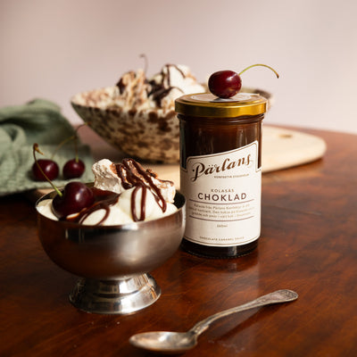 <br>CHOCOLATE – This caramel sauce combines the best of both worlds - the rich darkness of chocolate and the lighter sweetness of caramel, pure chocolatey goodness.