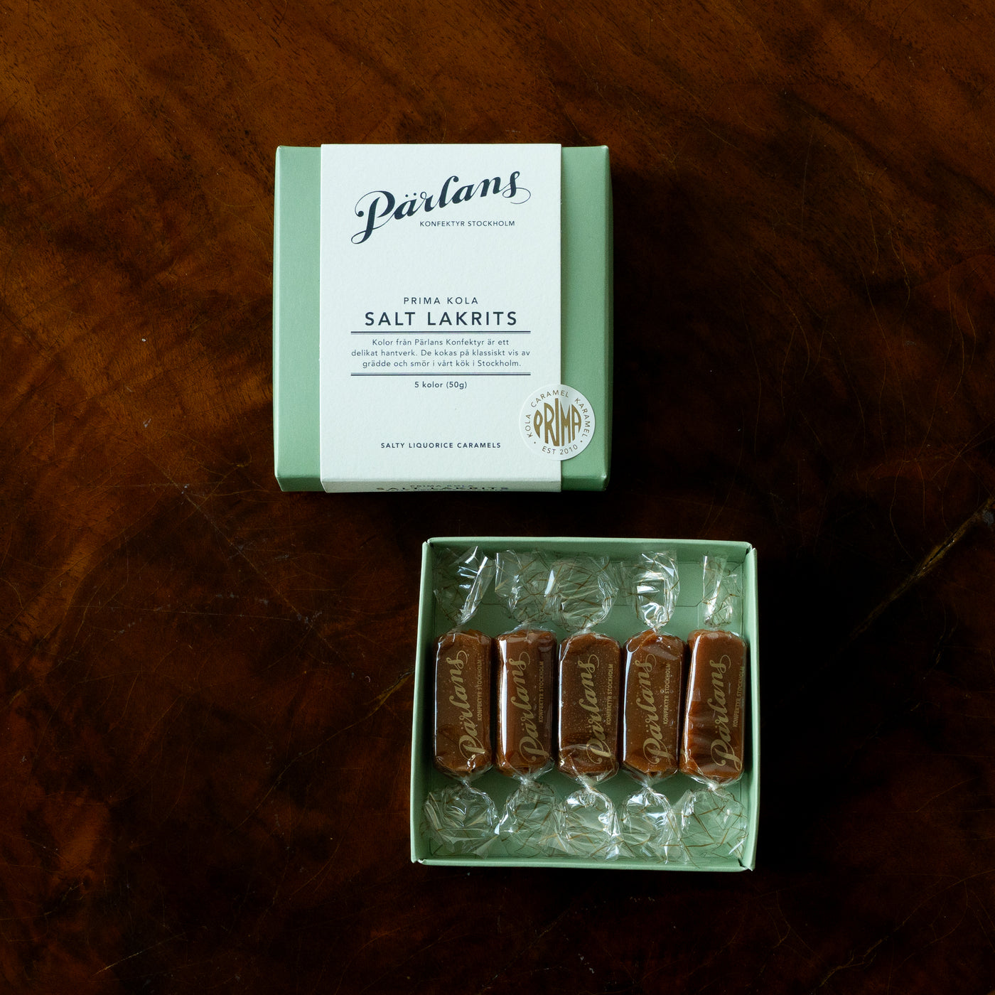 Vår klassiska kola inslagen i cellofan, prydligt packad i ask, till dig eller någon du har kär. SALT LAKRITS - oemotståndlig för lakritsälskare. Ett hantverk från Pärlans Konfektyr i Stockholm.