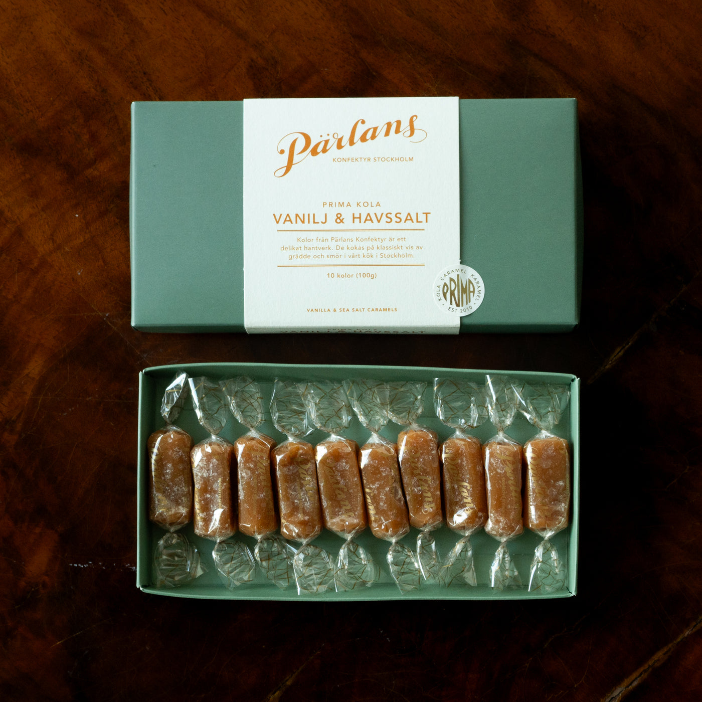 Vår klassiska kola inslagen i cellofan, prydligt packad i ask, till dig eller någon du har kär. VANILJ & HAVSSALT - vår storsäljare som lockar folk från hela världen till vår butik på Södermalm i Stockholm. Smörkola kryddad med bourbonvanilj och generöst med havssalt som bryter av mot det söta. Ett hantverk från Pärlans Konfektyr i Stockholm.