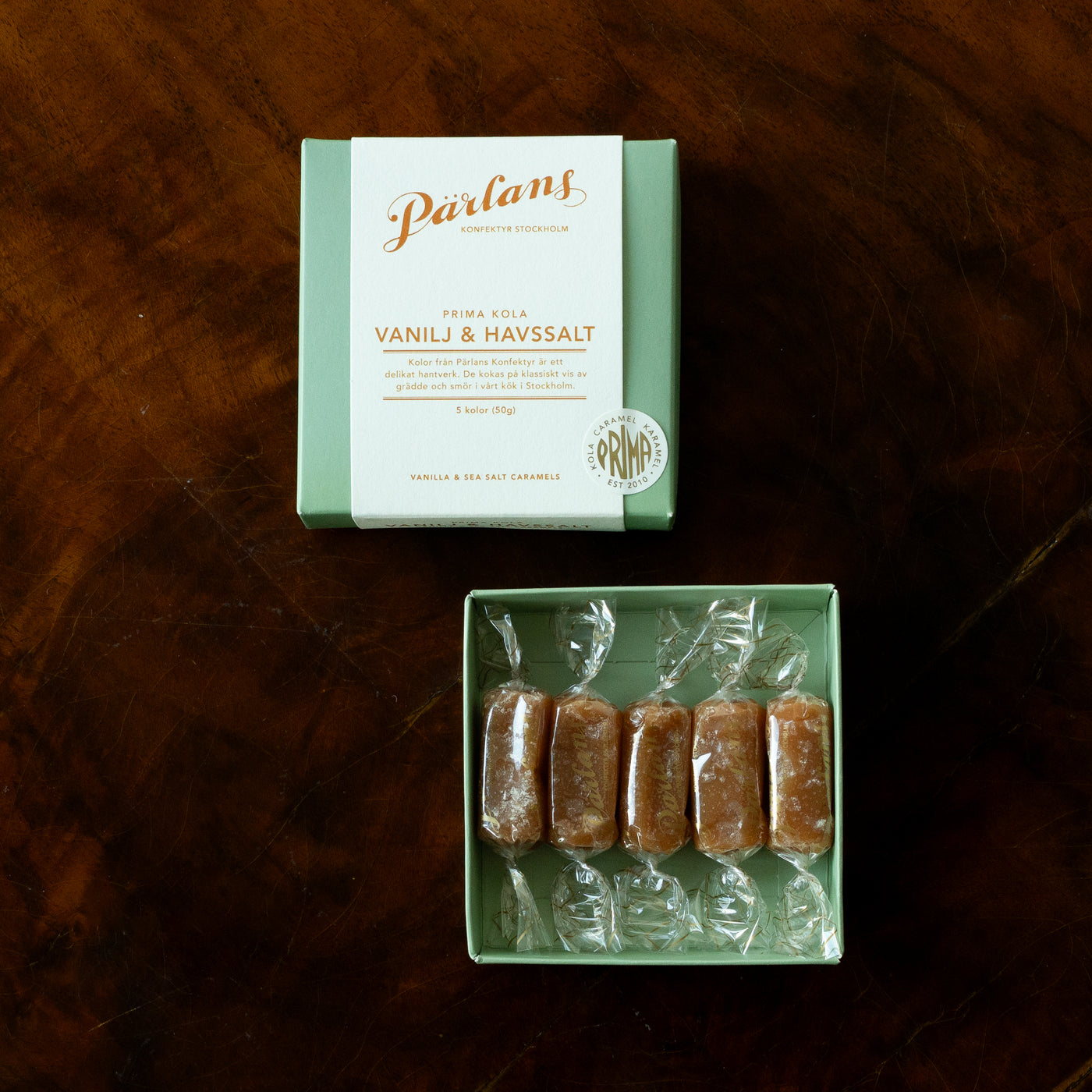 Vår klassiska kola inslagen i cellofan, prydligt packad i ask, till dig eller någon du har kär. VANILJ & HAVSSALT - vår storsäljare som lockar folk från hela världen till vår butik på Södermalm i Stockholm. Smörkola kryddad med bourbonvanilj och generöst med havssalt som bryter av mot det söta. Ett hantverk från Pärlans Konfektyr i Stockholm.