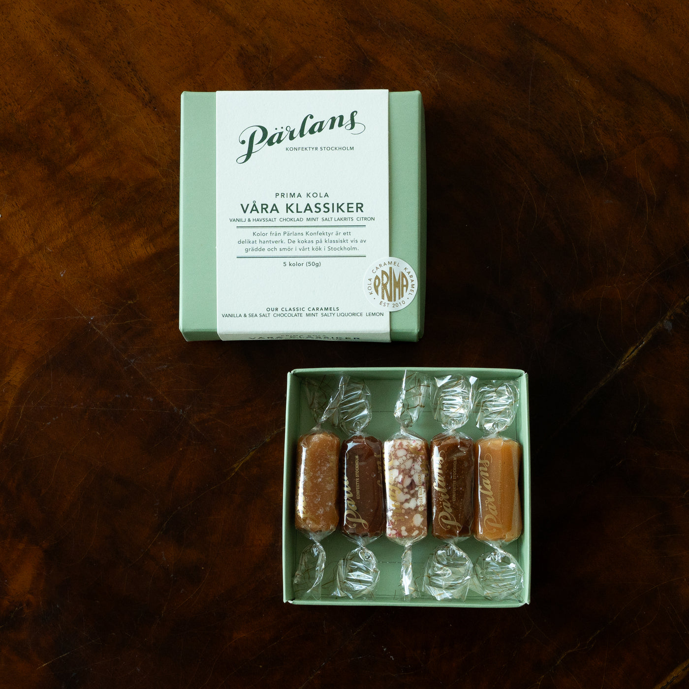 Vår klassiska kola inslagen i cellofan, prydligt packad i ask, till dig eller någon du har kär. I VÅRA KLASSIKER finner du våra fem allra mest populära kolor, med oss sen begynnelsen och så omtyckta att de får stanna år efter år - VANILJ & HAVSSALT, SALT LAKRITS, CHOKLAD, CITRON & VANILJ och MINT. Ett hantverk från Pärlans Konfektyr i Stockholm.