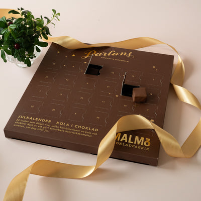 En julkalender i ytterst limiterad upplaga, gjord tillsammans med våra vänner på Malmö Chokladfabrik. 24 luckor som gömmer mjuka kolor doppade i choklad med helt nya smakfulla kombinationer. Njut av fruktigt, elegant, ljust, vitt, mörkt och mustigt i det här unika samarbetet hantverkskompisar emellan.