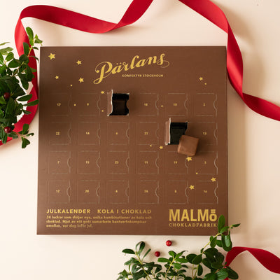 Årets limiterade julkalender full av choklad och kola - en specialare av Malmö Chokladfabrik och oss på Pärlans! Tillverkad för hand i vår egen fabrik i Stockholm.