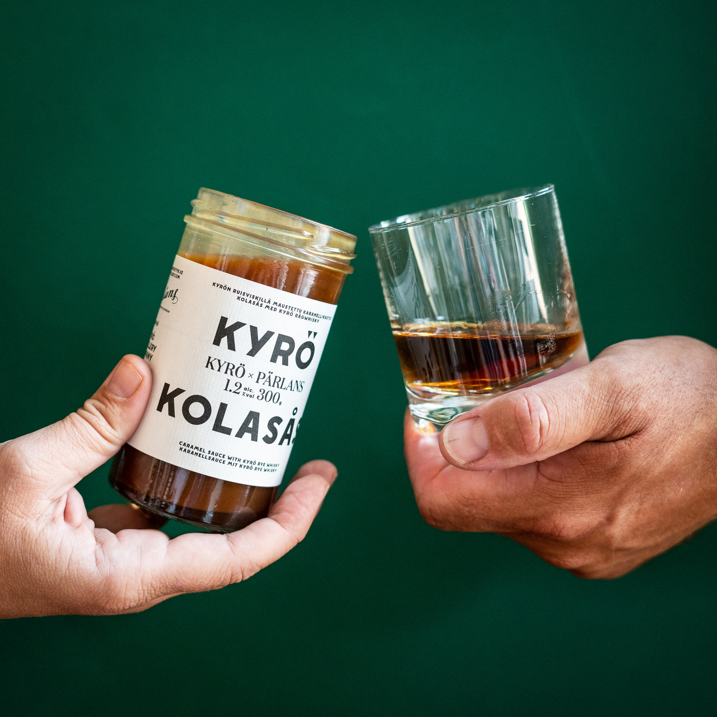 Kyrö Distillery Company x Pärlans - en extra karamellig kolasås kryddad med finsk prisbelönt rågwhisky och bourbonvanilj. LIMITED EDITION! Vansinnigt god kolasås, ett hantverk från Pärlans Konfektyr i Stockholm.