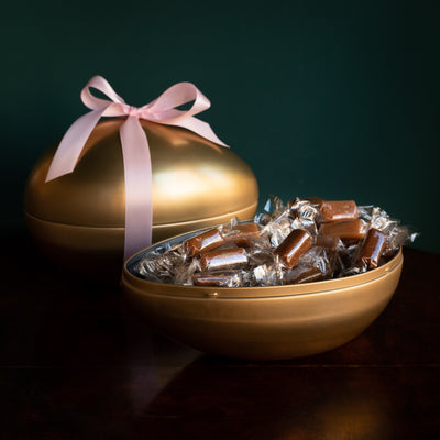 Celebrate Easter with some extra gloriously golden treats. A tin Easter egg you can use for years to come, even though the caramels will disappear before you have the time to say salted caramel! <br>The perfect gift with easter candy from Pärlans Konfektyr.